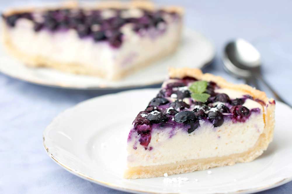 plates with blueberry cheesecake