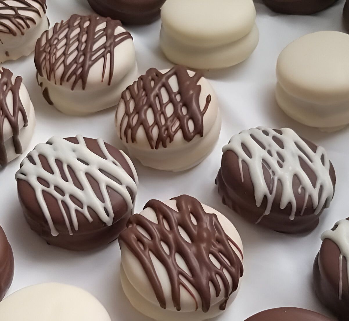Un montón de galletas cubiertas de chocolate sobre una mesa.