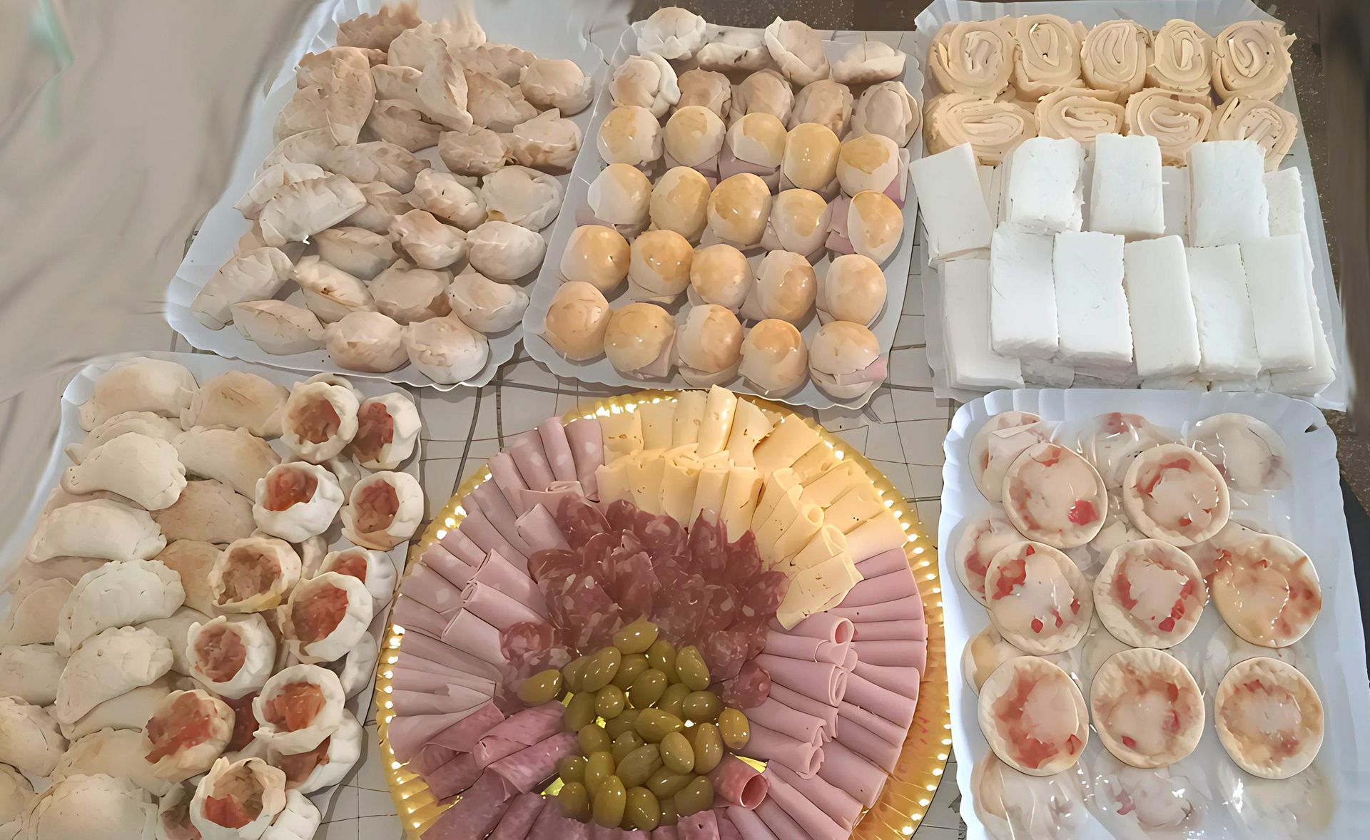 Hay muchos tipos diferentes de comida en la mesa.