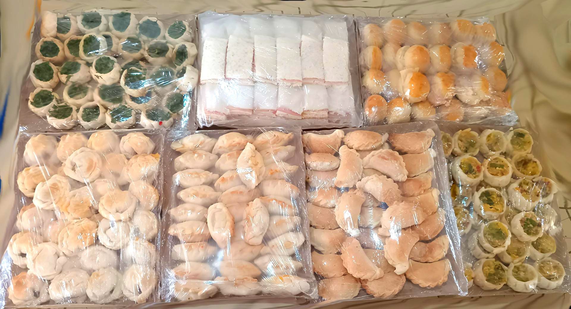 Hay muchos tipos diferentes de comida en la mesa.