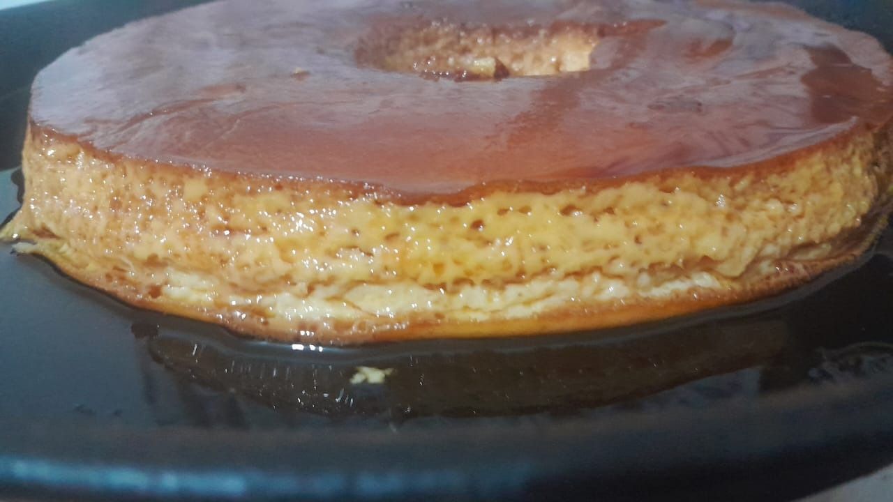 Un primer plano de un pastel en un plato sobre una mesa.