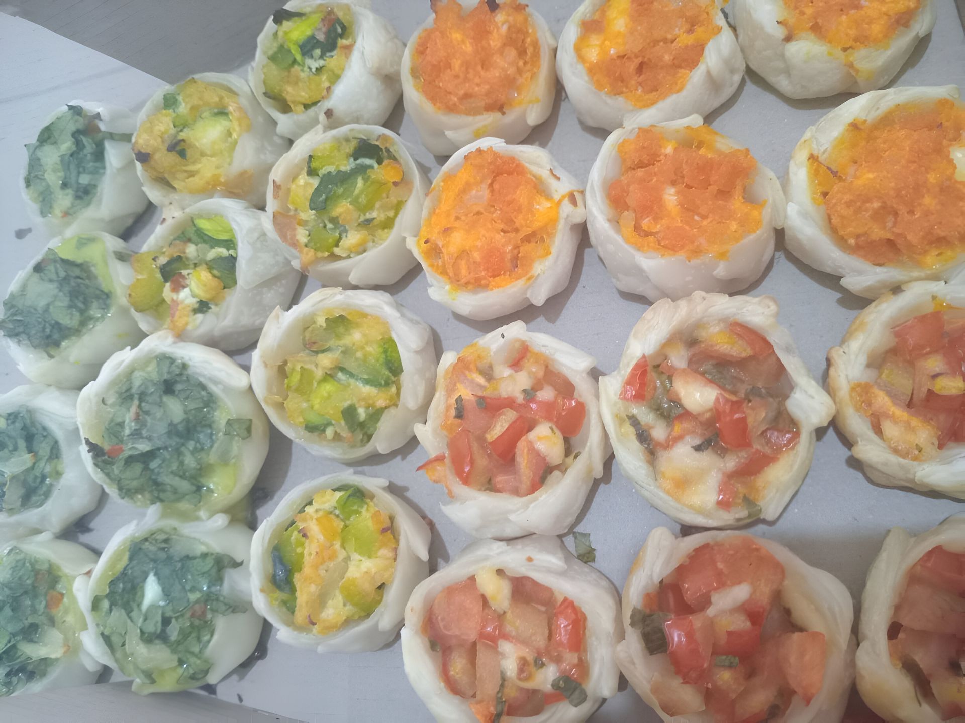 Mini pasteles horneados con varios rellenos de colores.