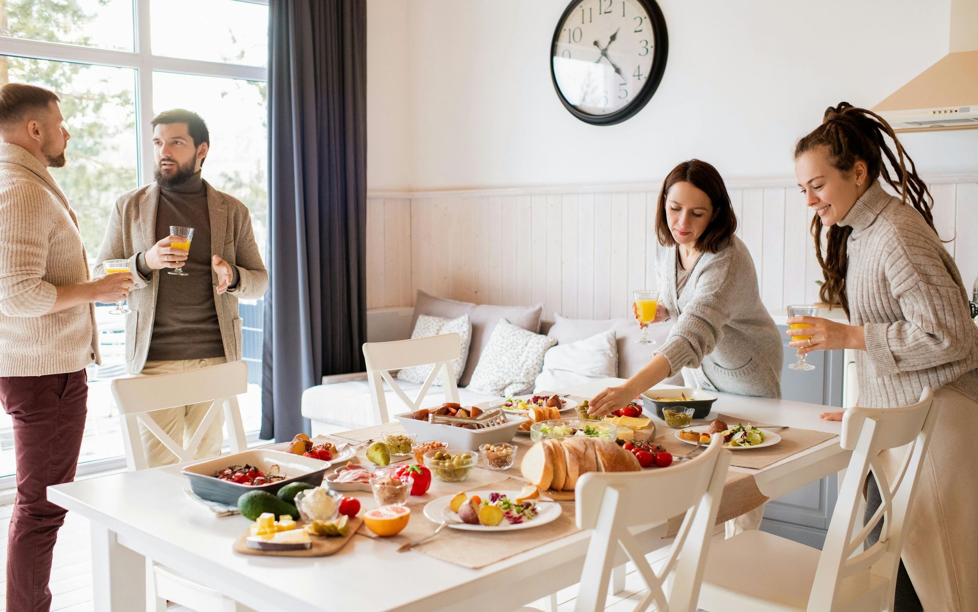 Un grupo de personas están sentadas alrededor de una mesa comiendo comida.