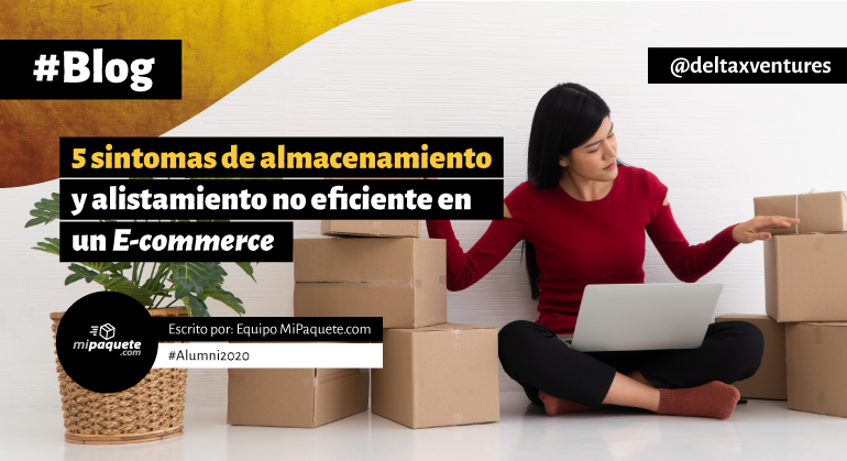 Una mujer está sentada en el suelo con cajas y una computadora portátil.