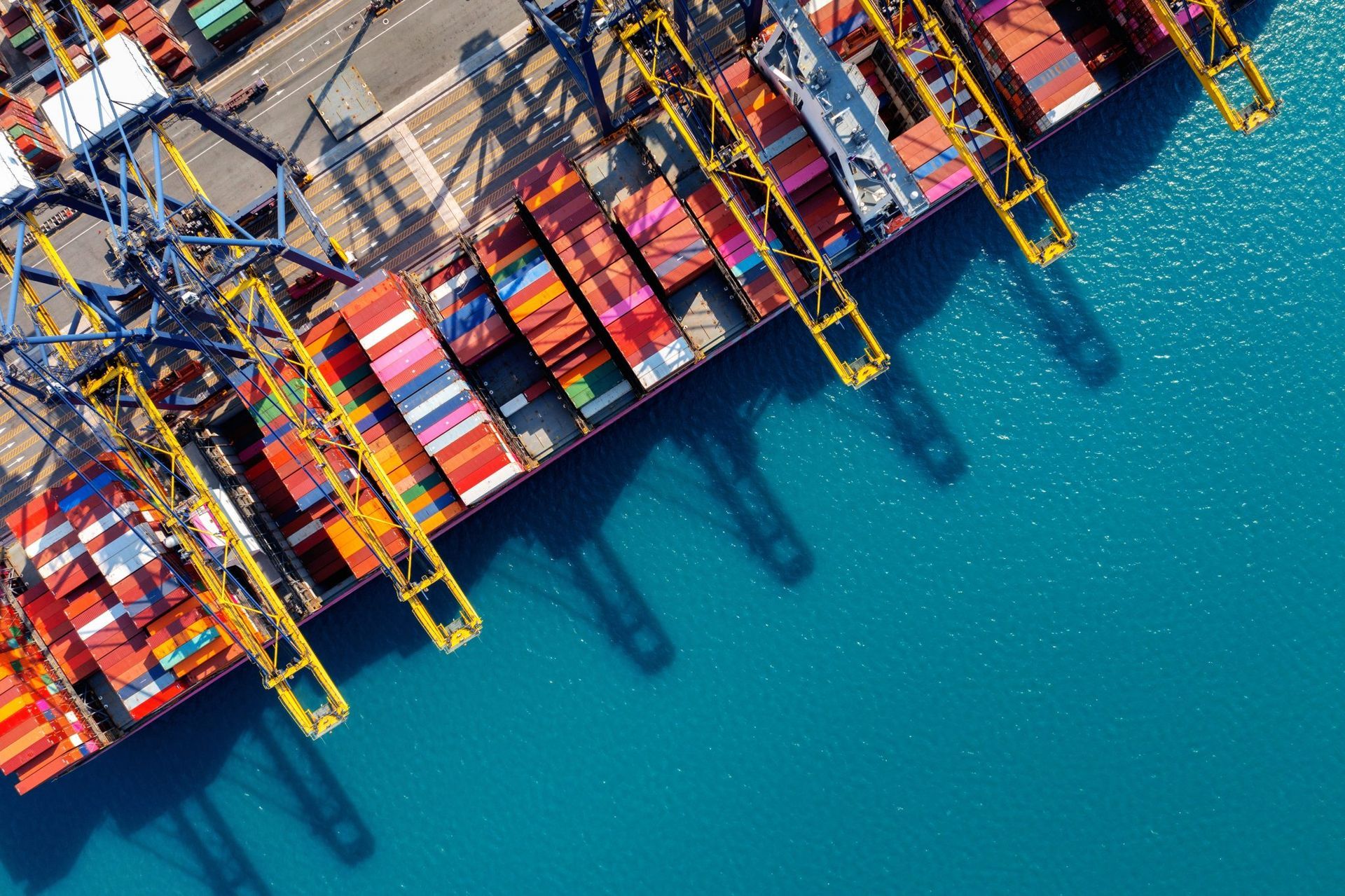 Una vista aérea de un barco portacontenedores atracado en un puerto.