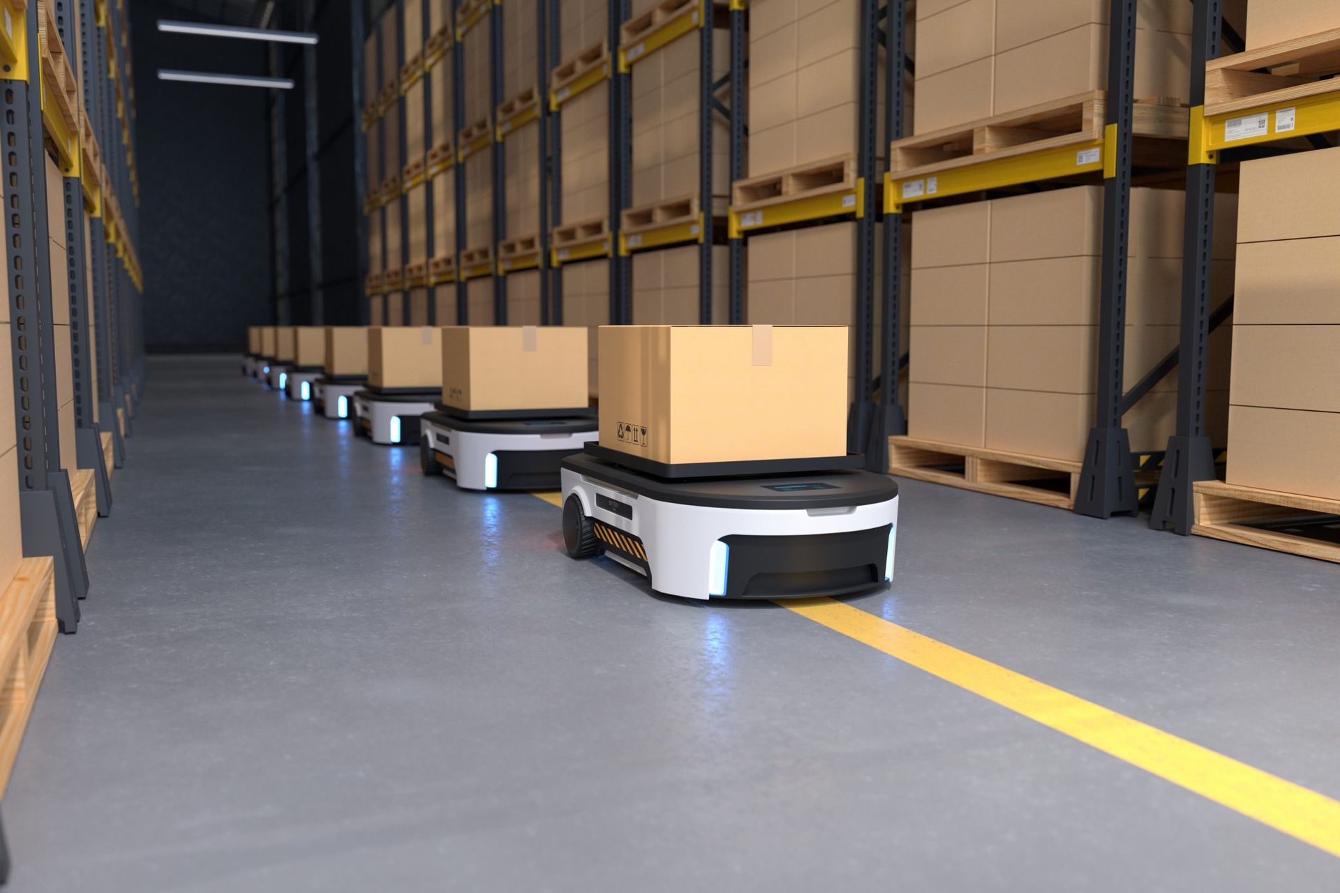 Una fila de robots que transportan cajas en un almacén.