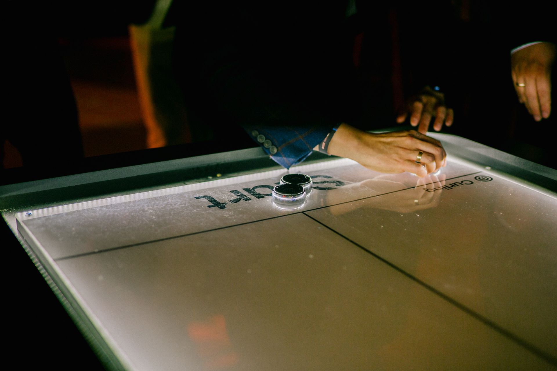 osoba gra w curling na stole.