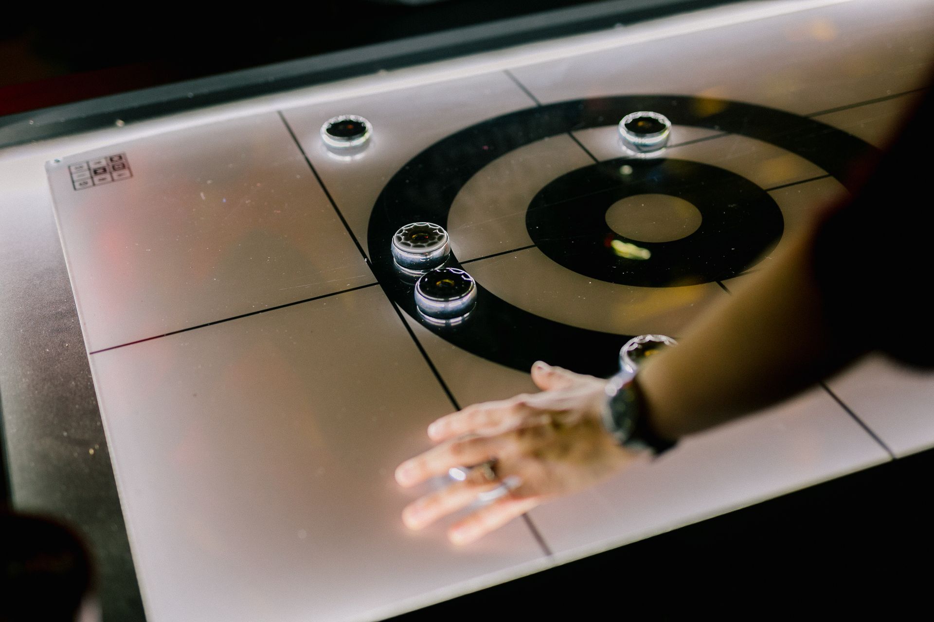 osoba gra w grę curling