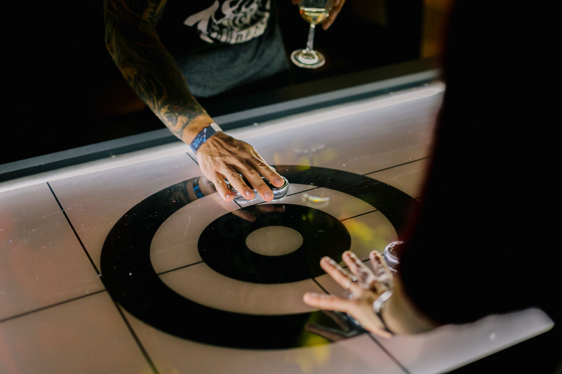 mężczyzna i kobieta grają w curling na stole.