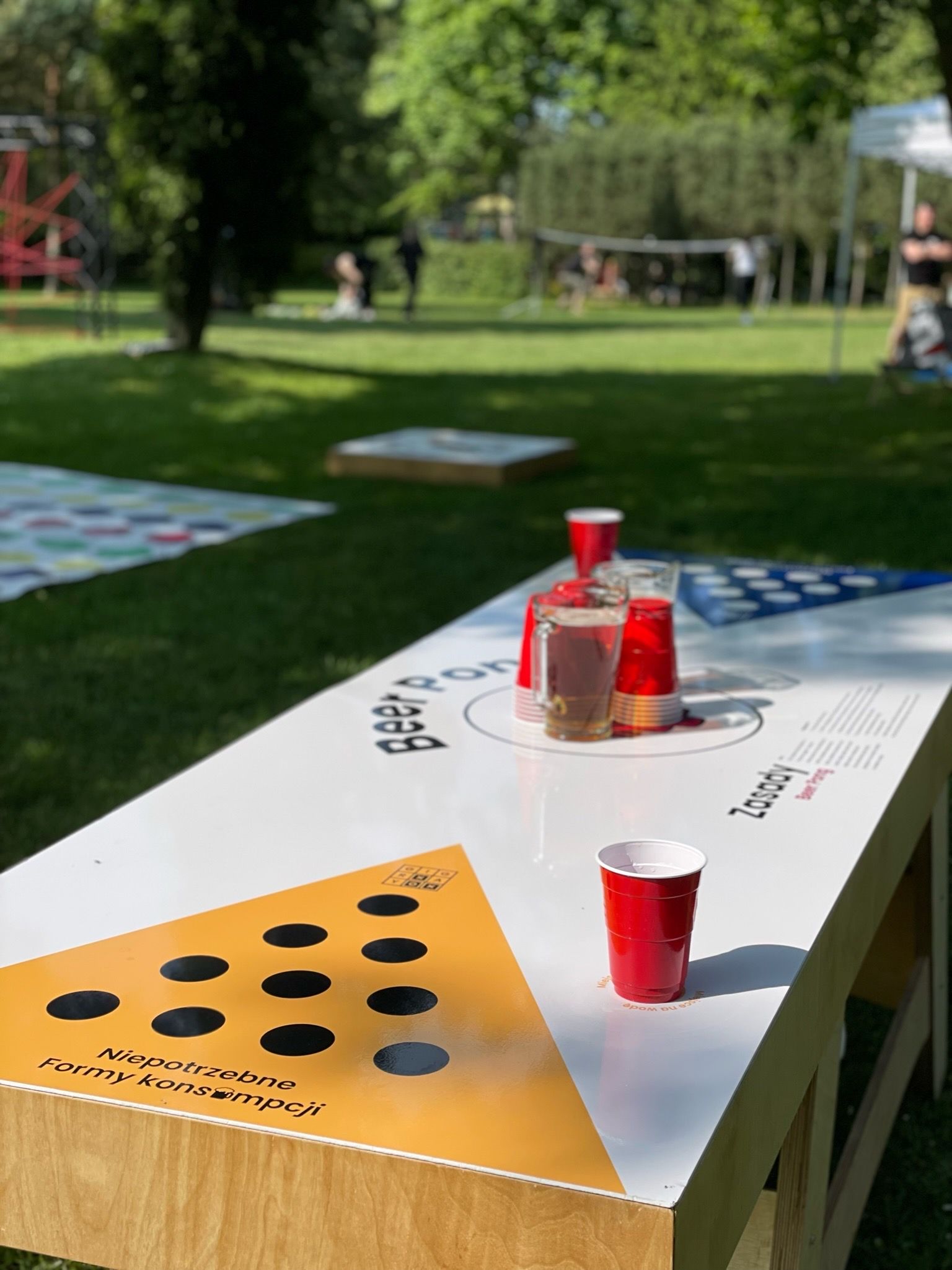 stół do beer ponga z kubkami i piłką