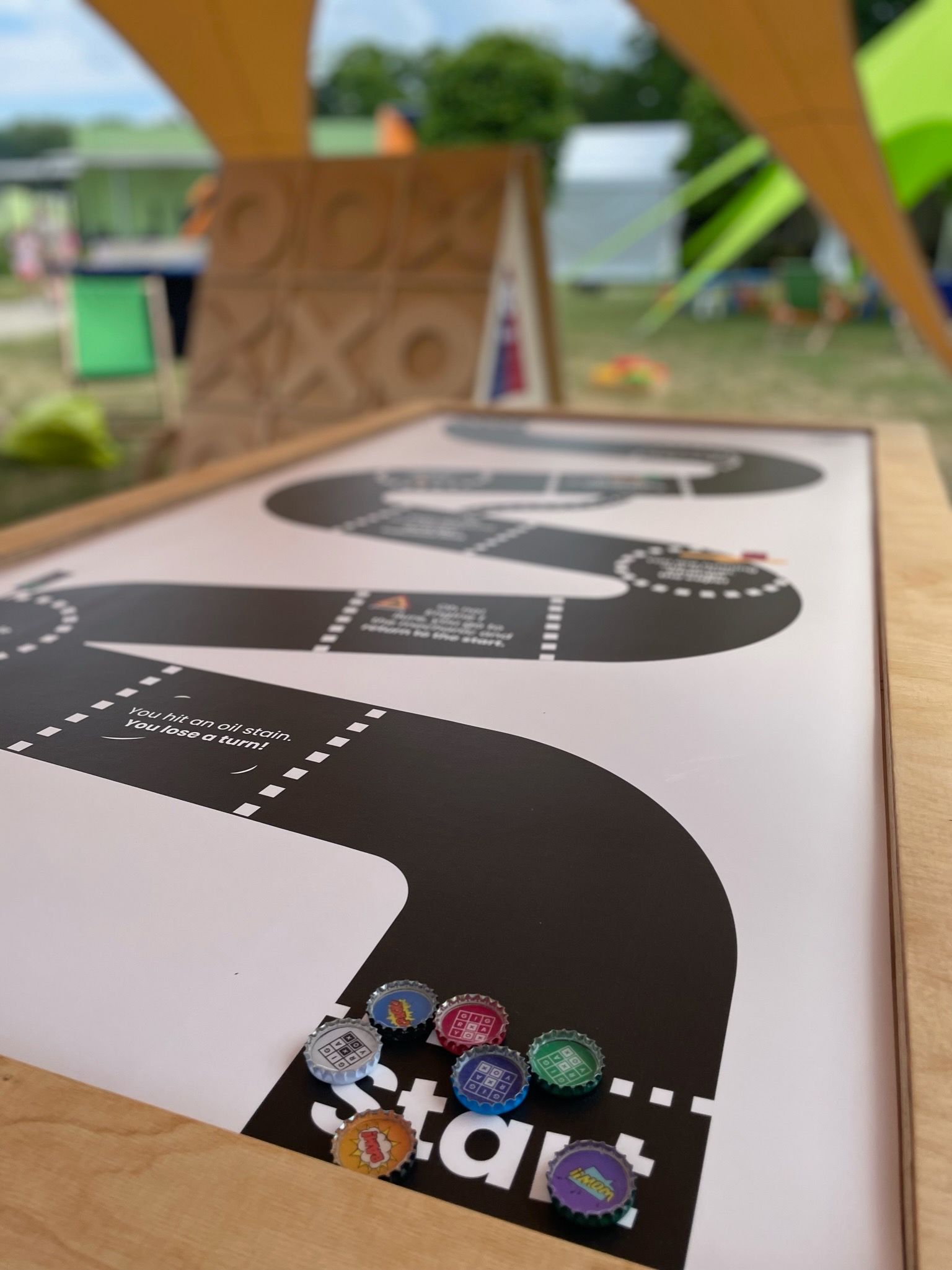 drewniany stół z torem wyścigowym