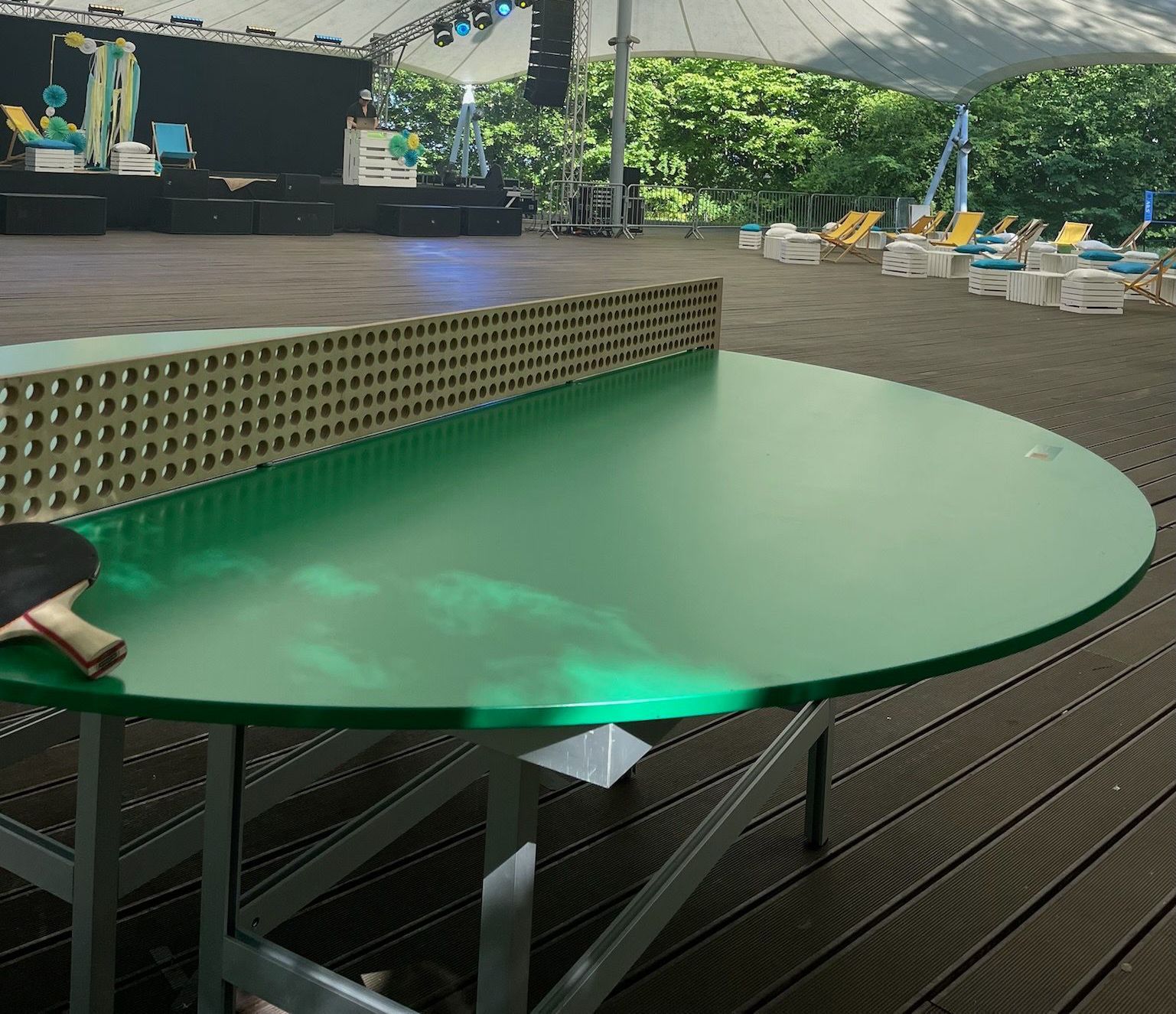 zielony stół z paletką do ping-ponga