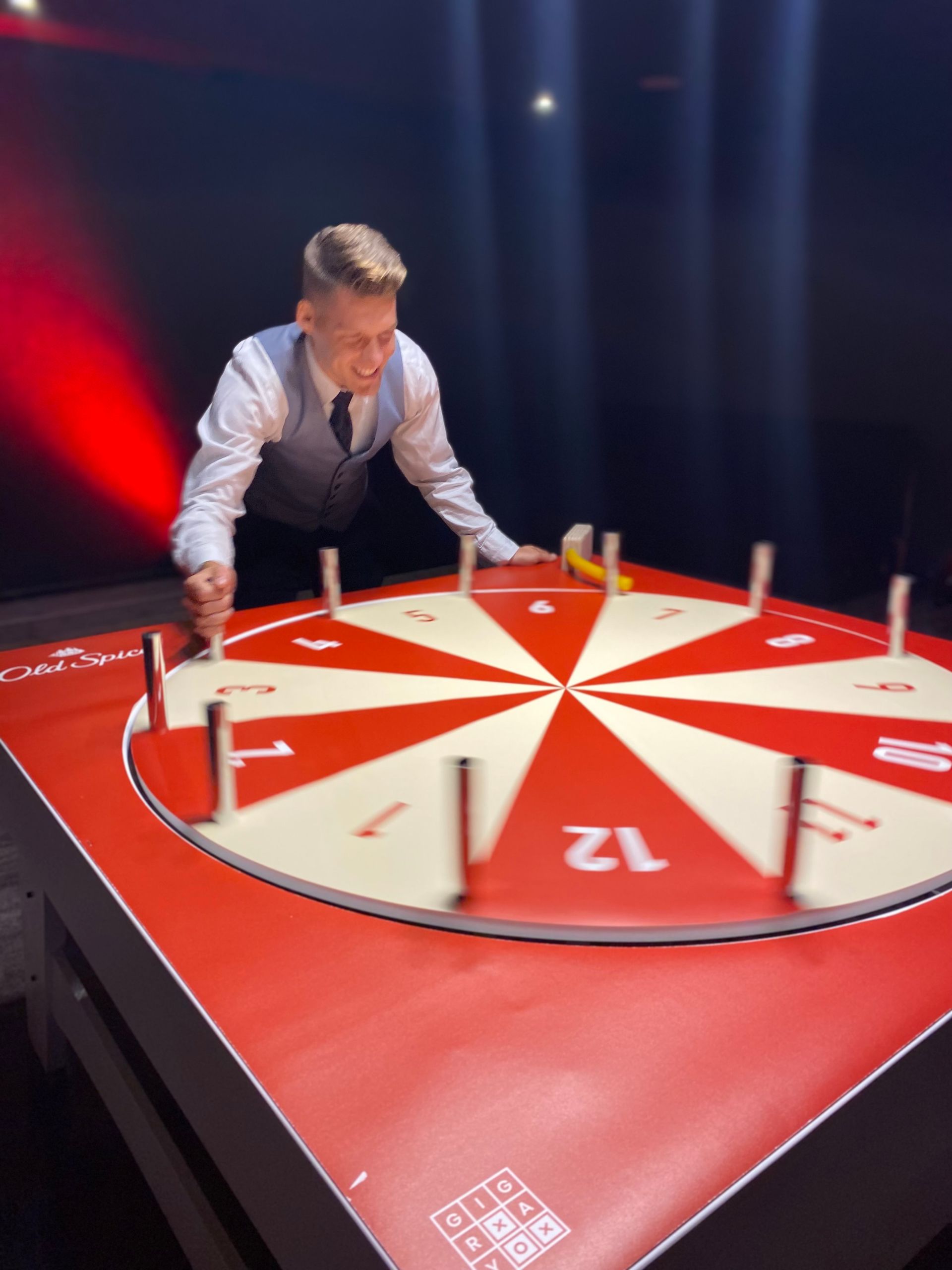 mężczyzna stoi przed kołem fortuny