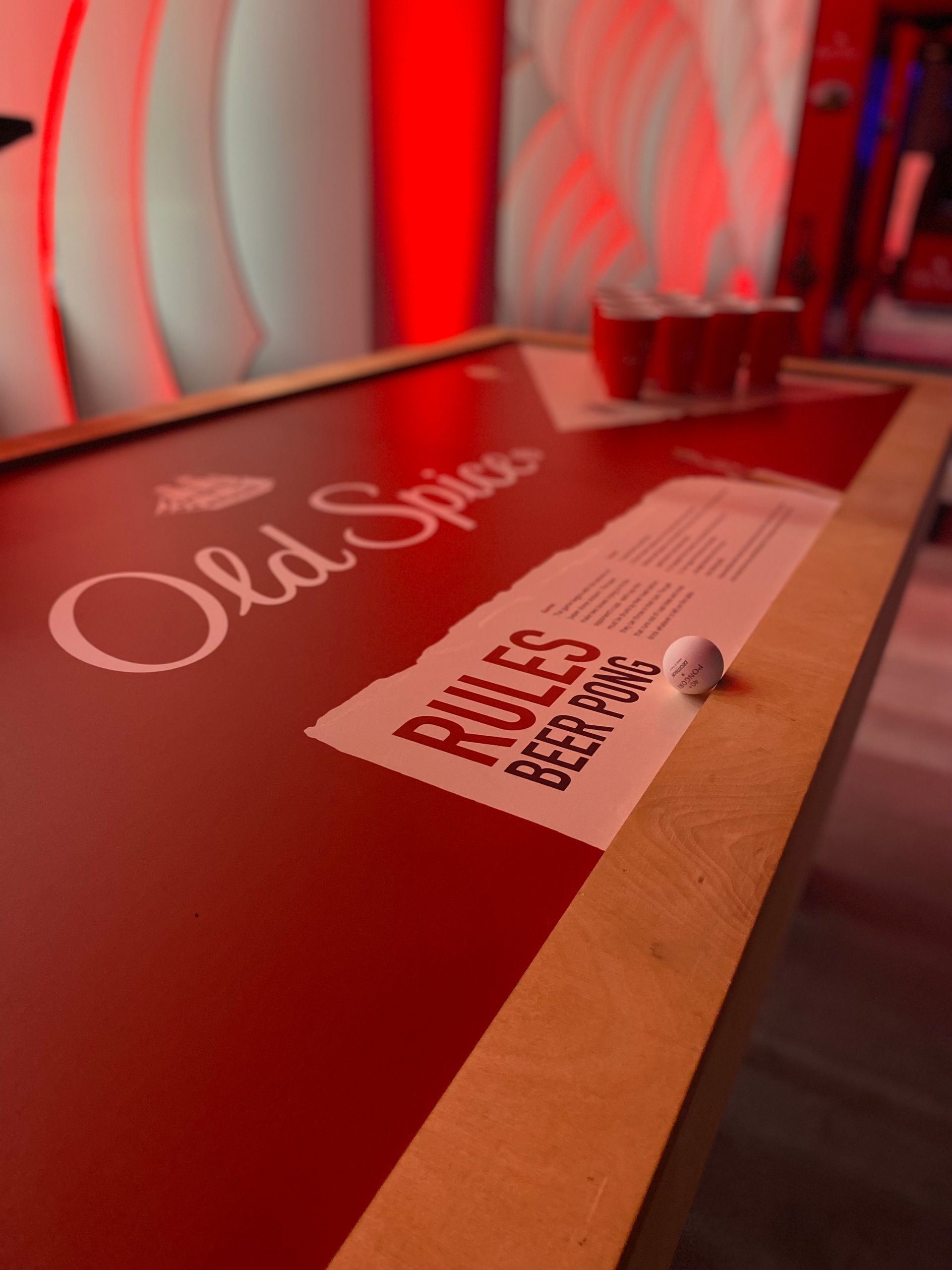 stół do beer ponga z kubkami i piłką