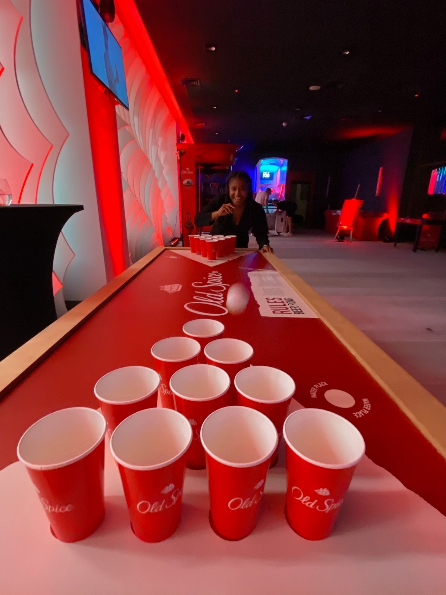 stół do beer ponga z kubkami i piłką