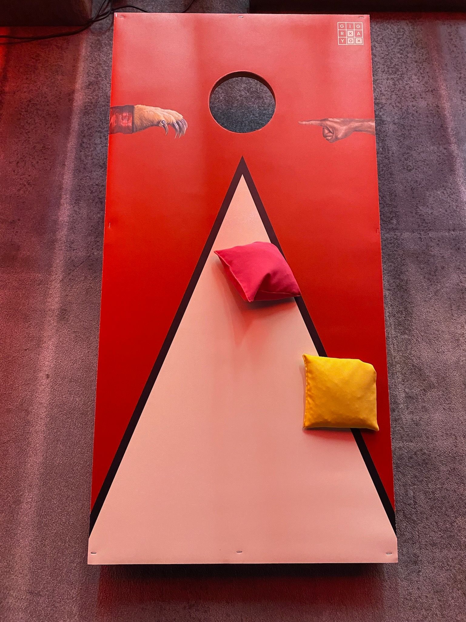 czerwono-biała deska do rzucania woreczkiem fasoli z otworem pośrodku