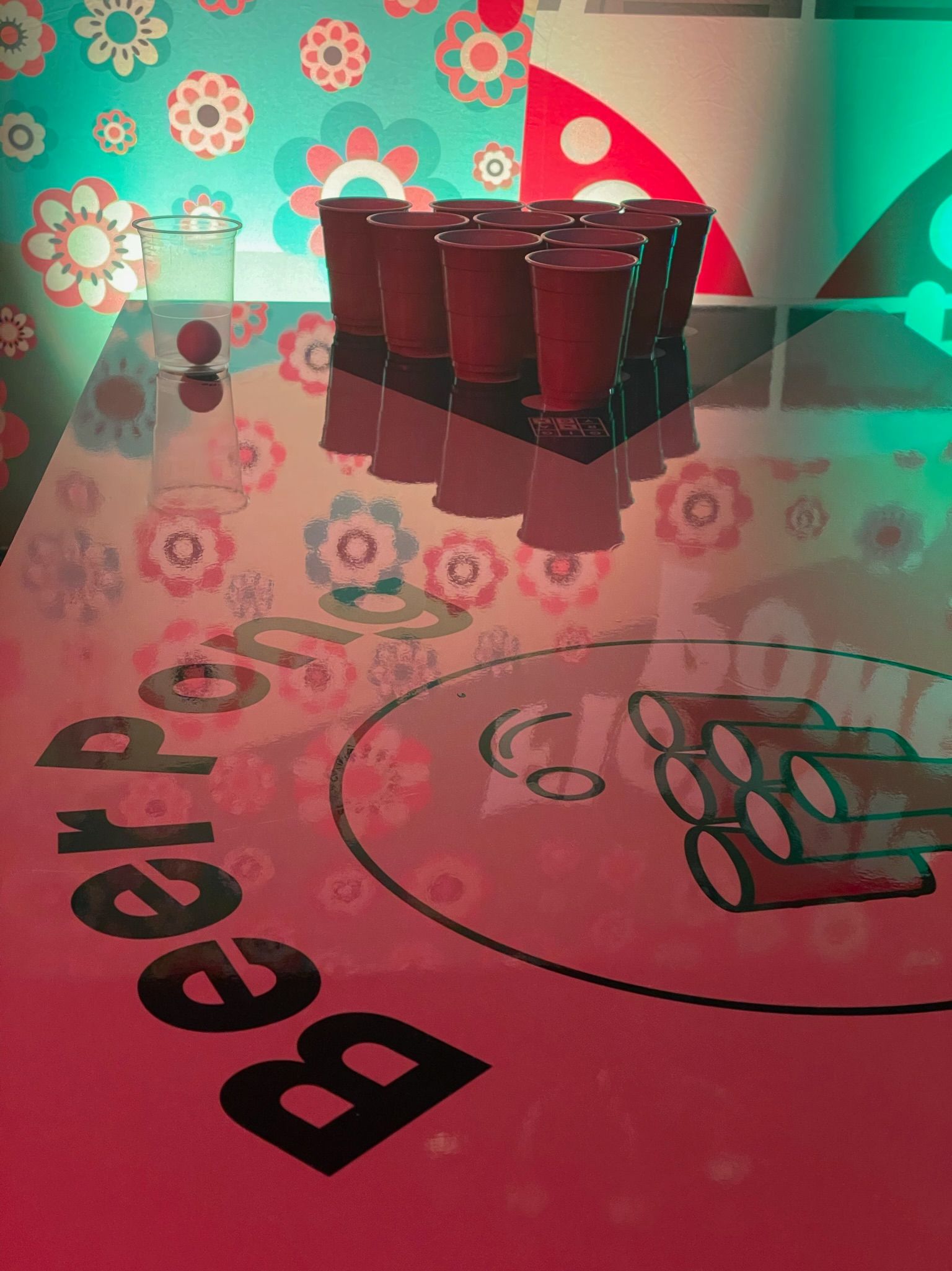 stół do beer ponga z kubkami i piłką