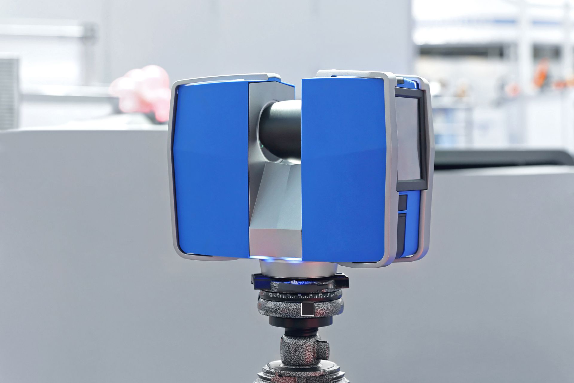 Image of a portable 3D laser scanning in a room.