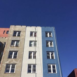 A tall building with a blue sky in the background