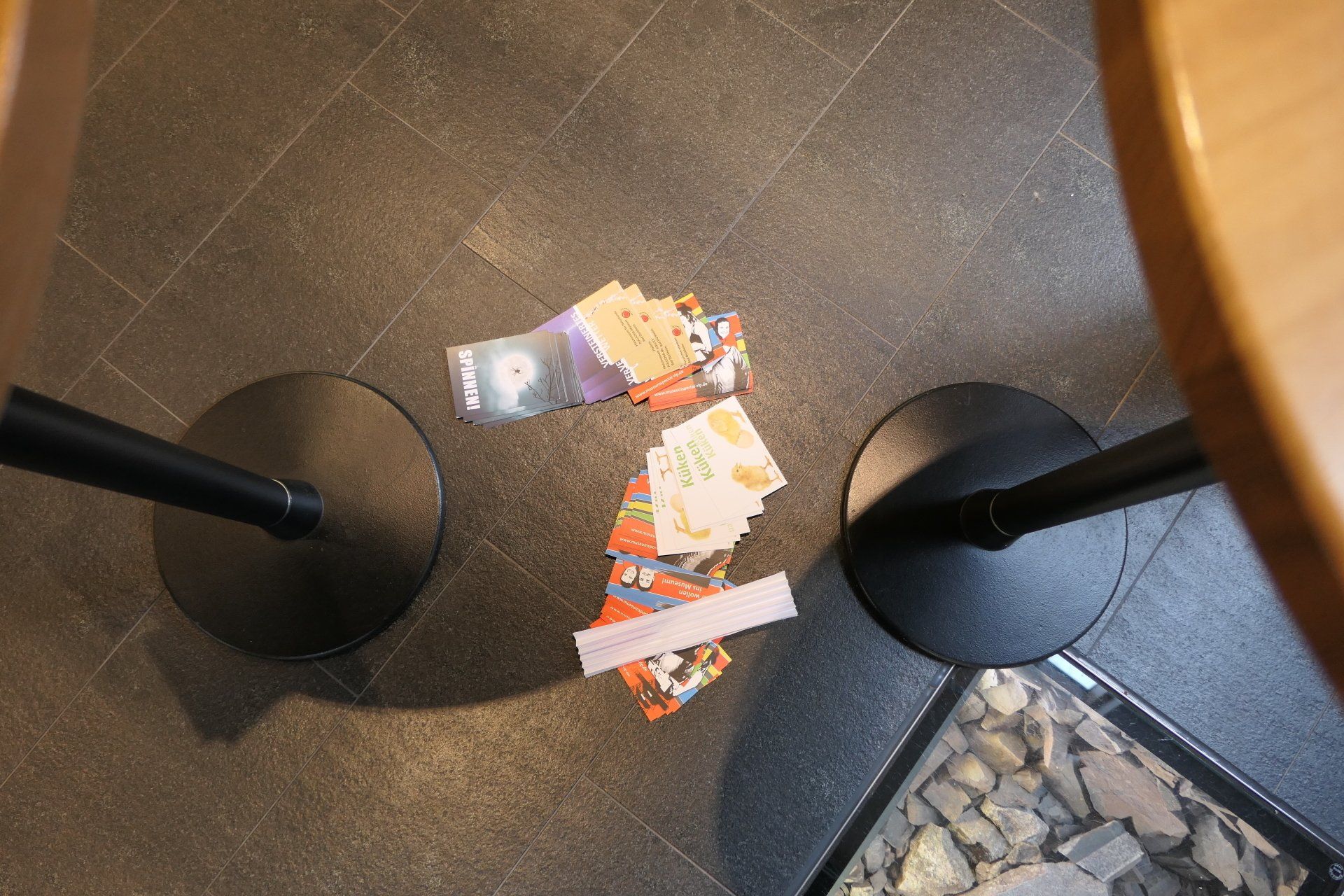 heruntergefallene Postkarten und Prospekte