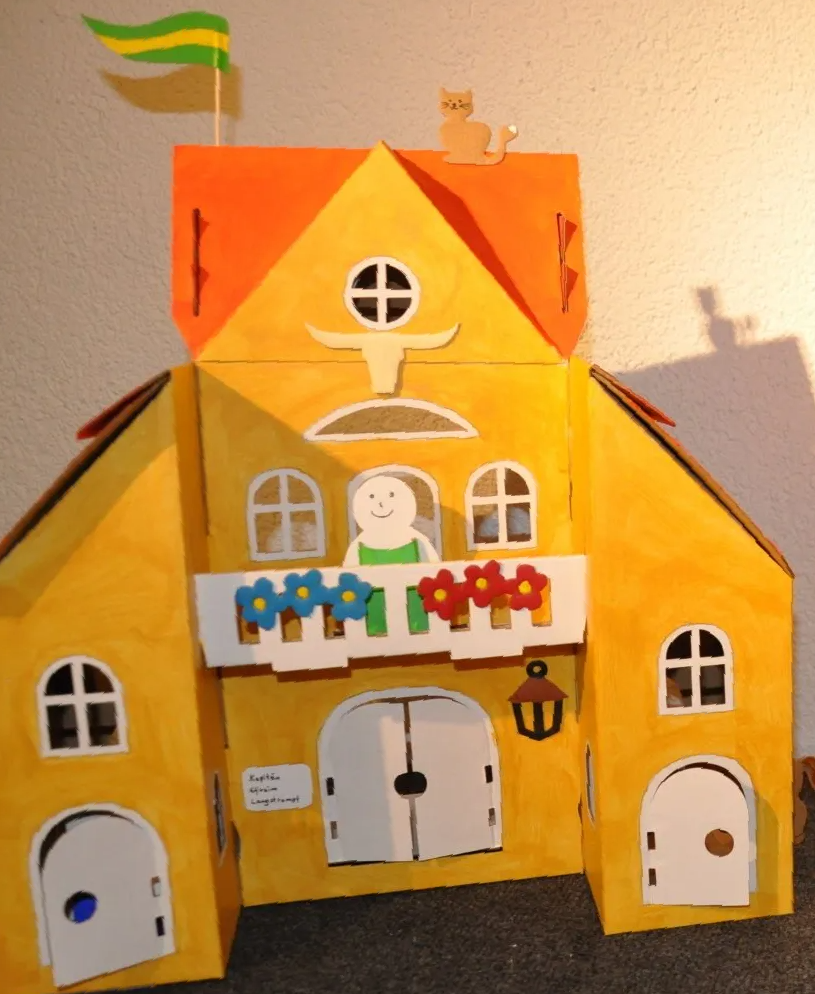 ein buntes Haus aus Pappe