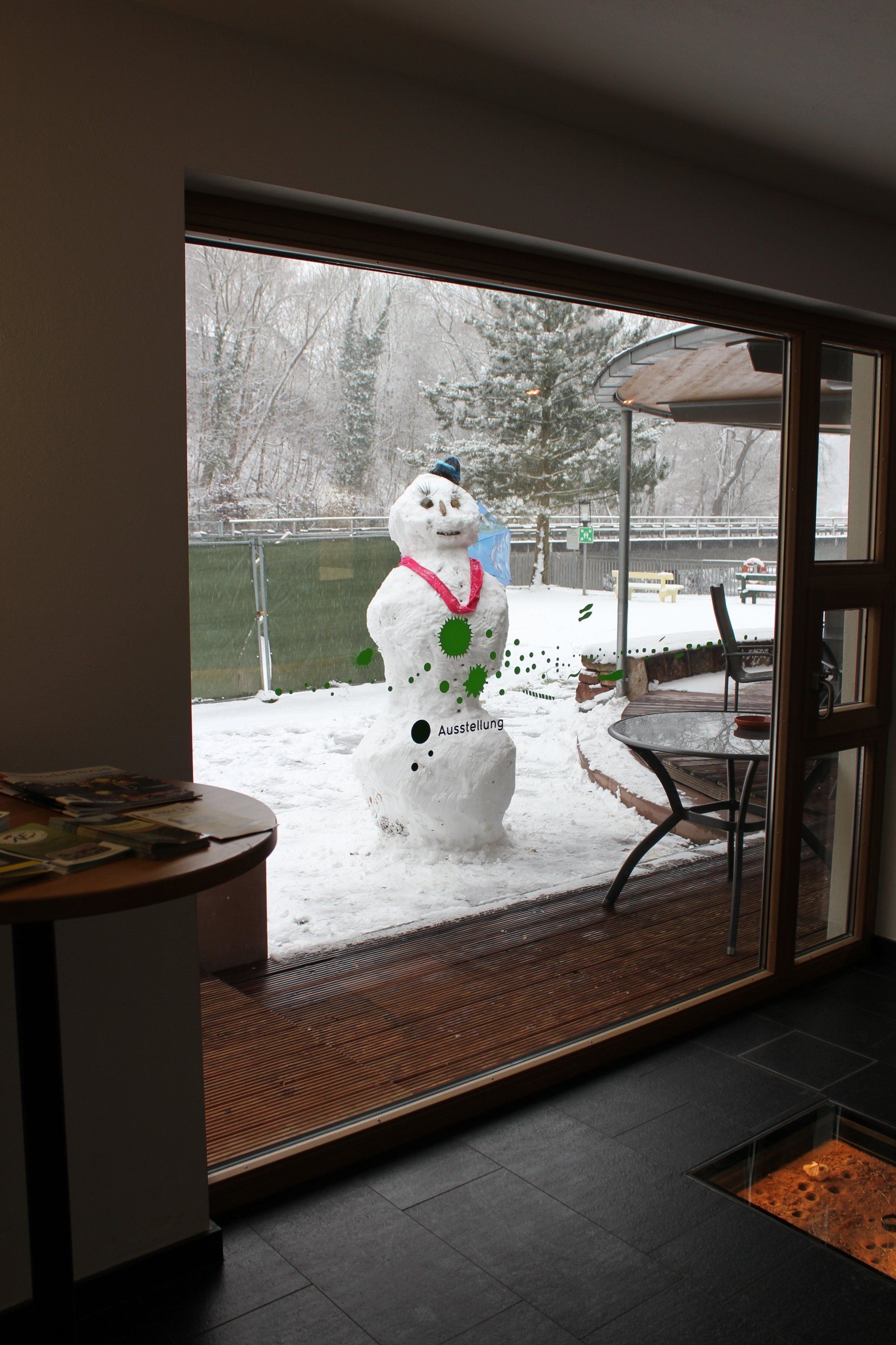 ein Schneemann steht im Museumsgarten