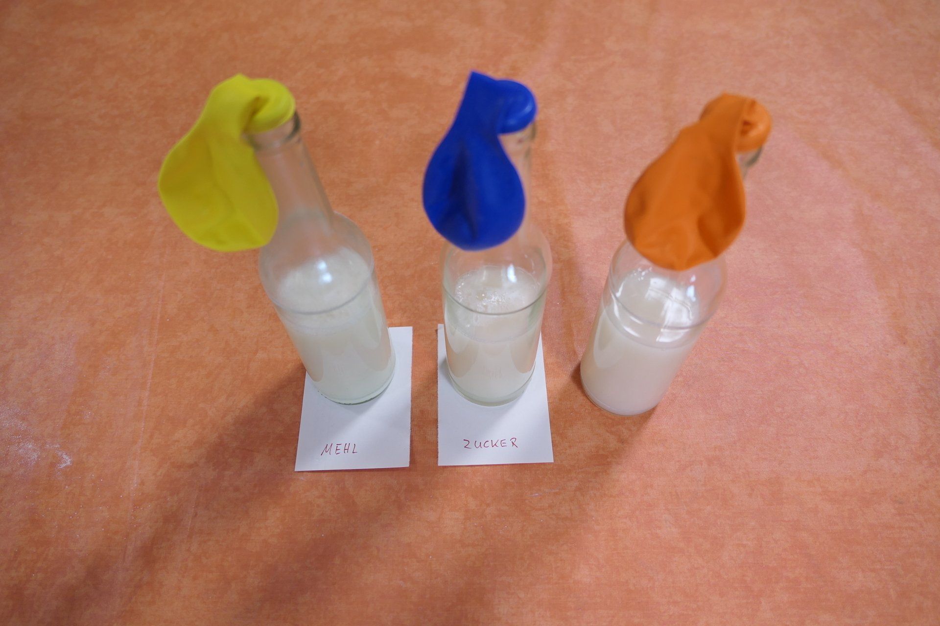 Flaschen mit Luftballonverschluss