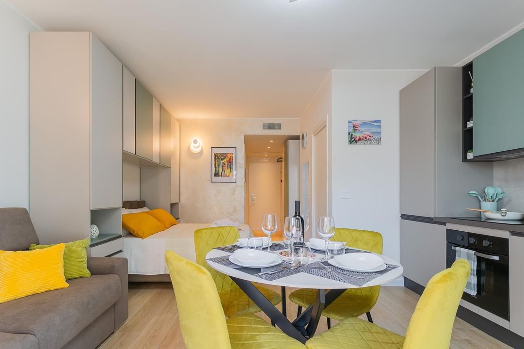 Hamburger con patatine fritte e birra su un piatto.