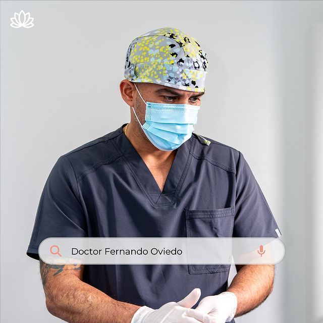 Un hombre con mascarilla y guantes se llama doctor Fernando Oviedo