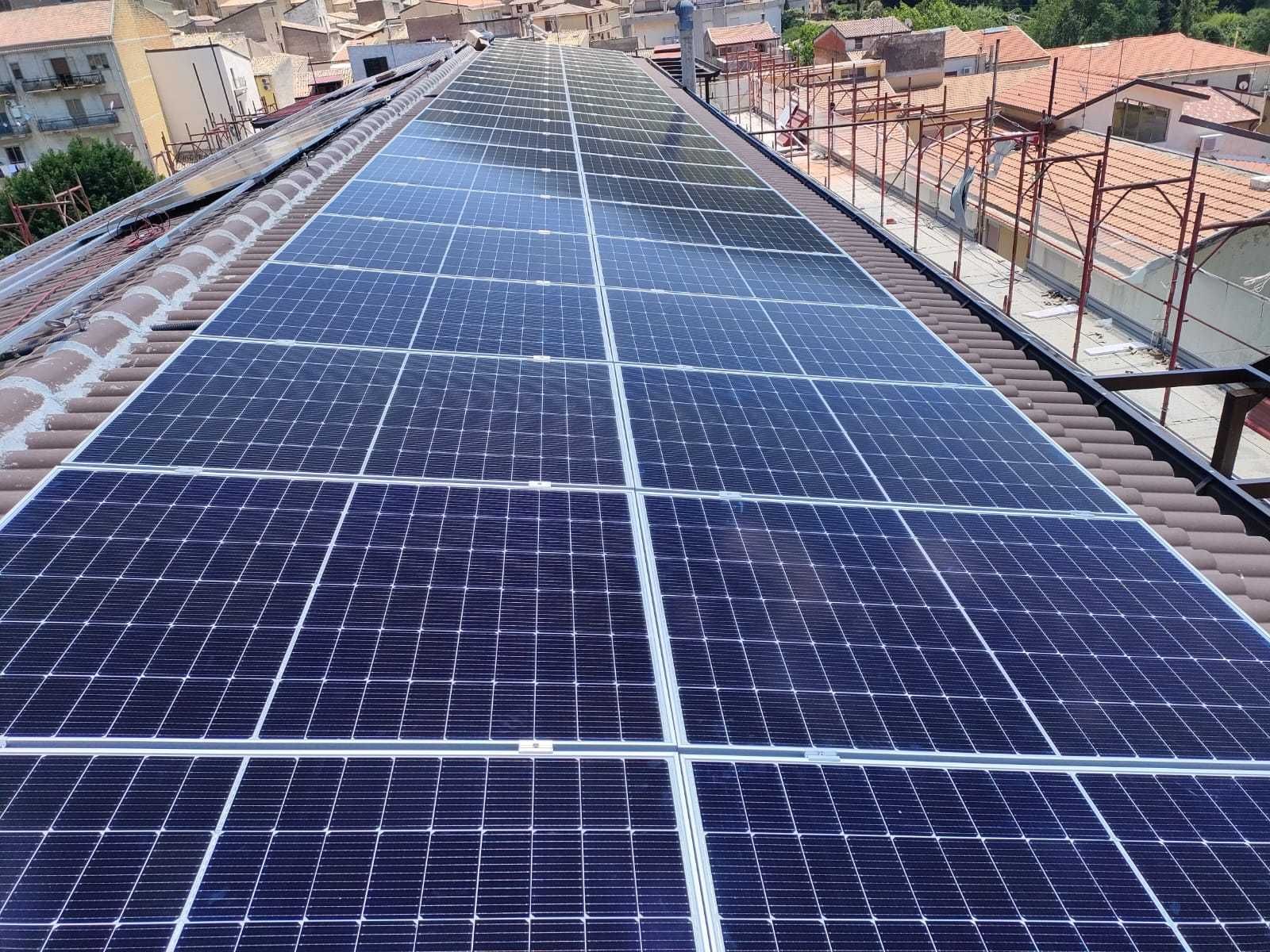 Pannelli solari installati su un tetto, che assorbono la luce solare.