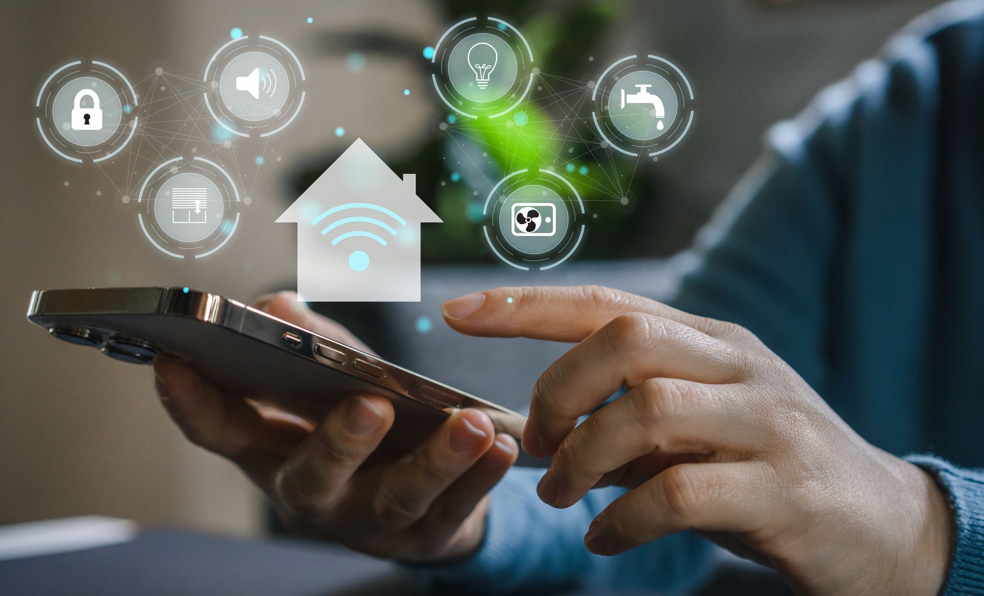 Persona che utilizza uno smartphone per controllare i dispositivi della casa intelligente, con icone per sicurezza, illuminazione ed elettrodomestici.