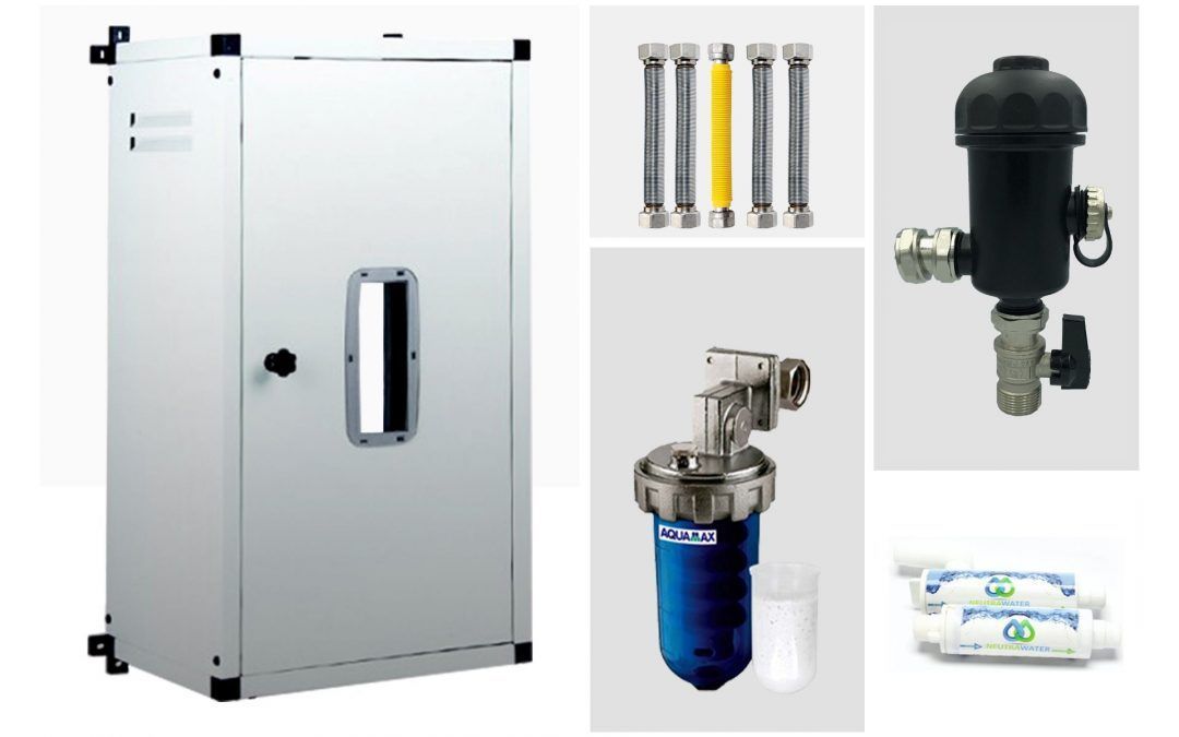 Sistema di filtraggio dell'acqua con più componenti: un grande mobile, vari filtri e parti correlate.