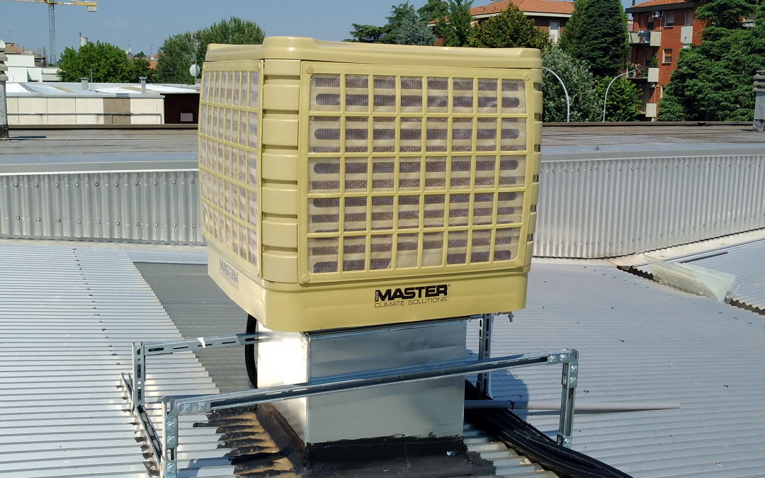 Raffreddatore evaporativo giallo su tetto metallico.