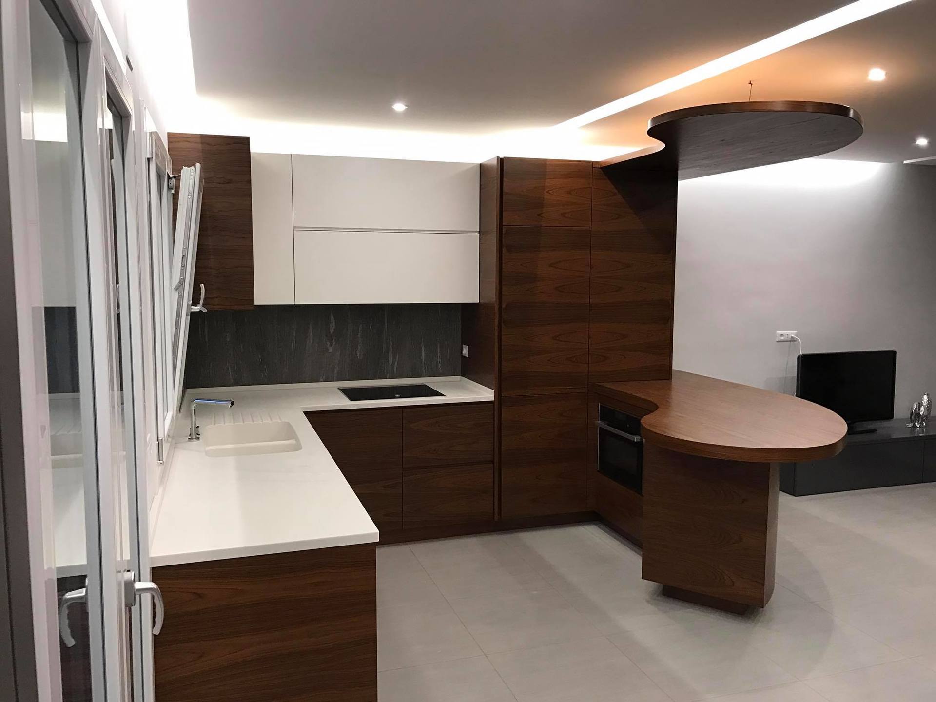 Cucina in legno contemporanea