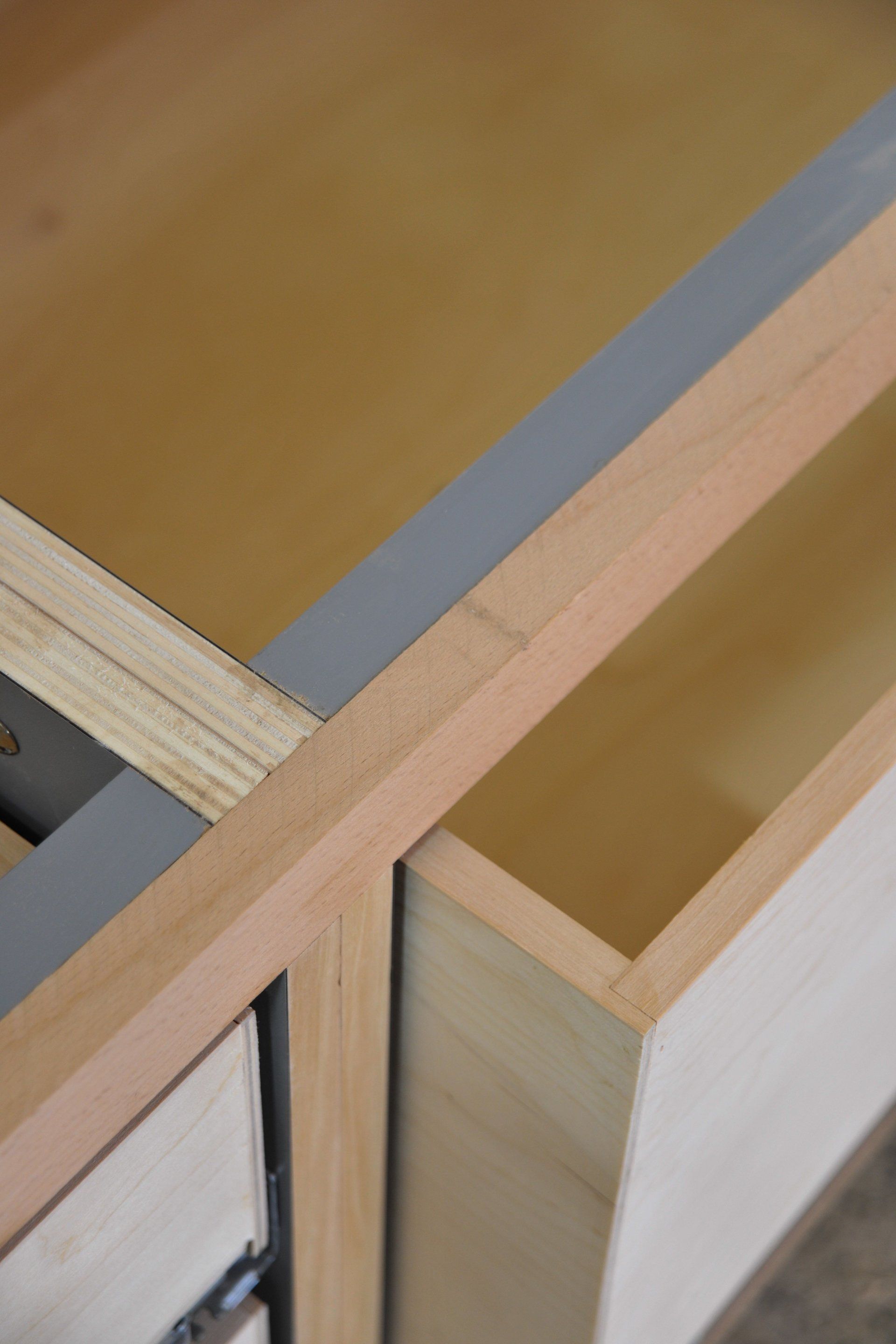 Particolare di cassetti in legno