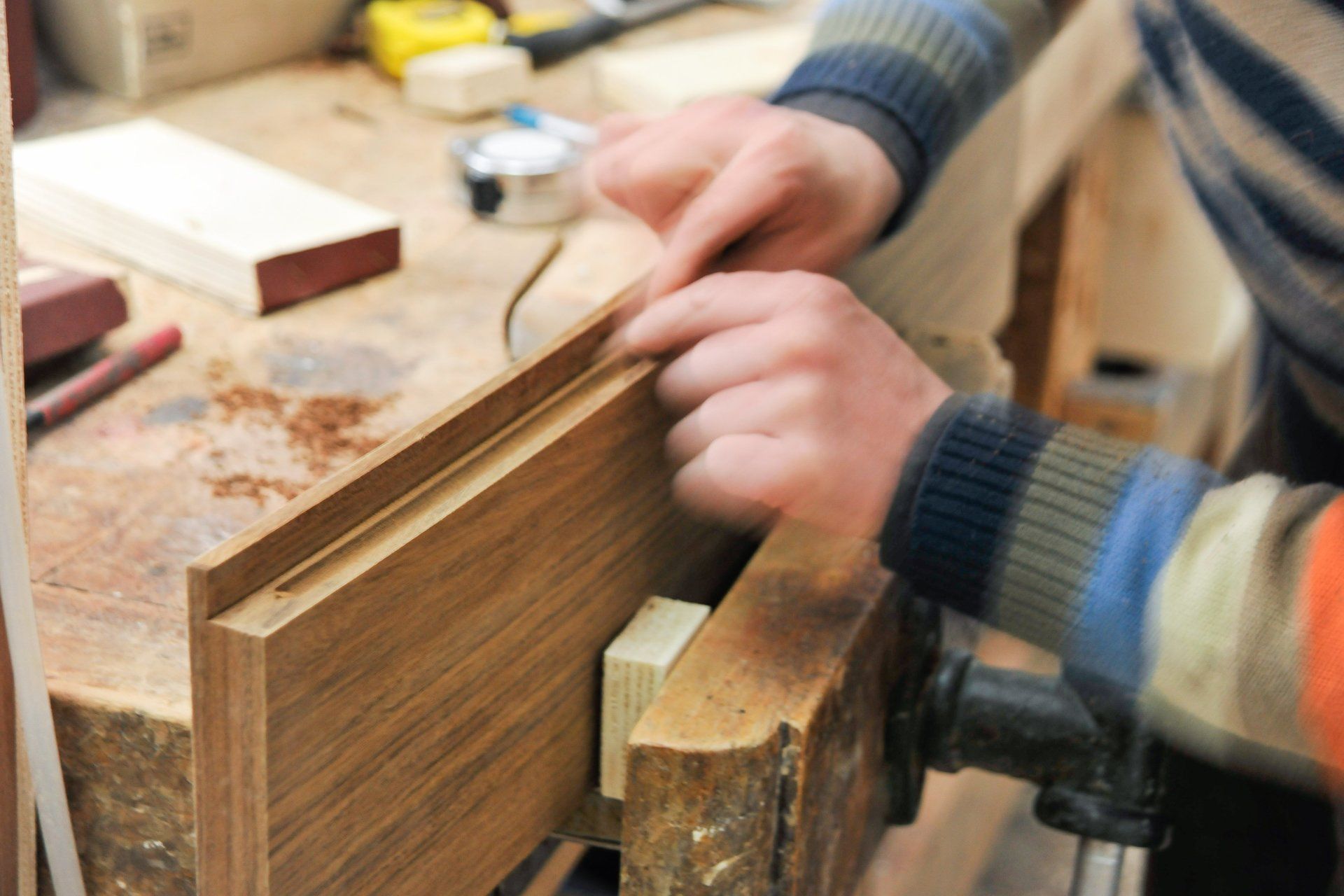 Artigiano che lavora il legno