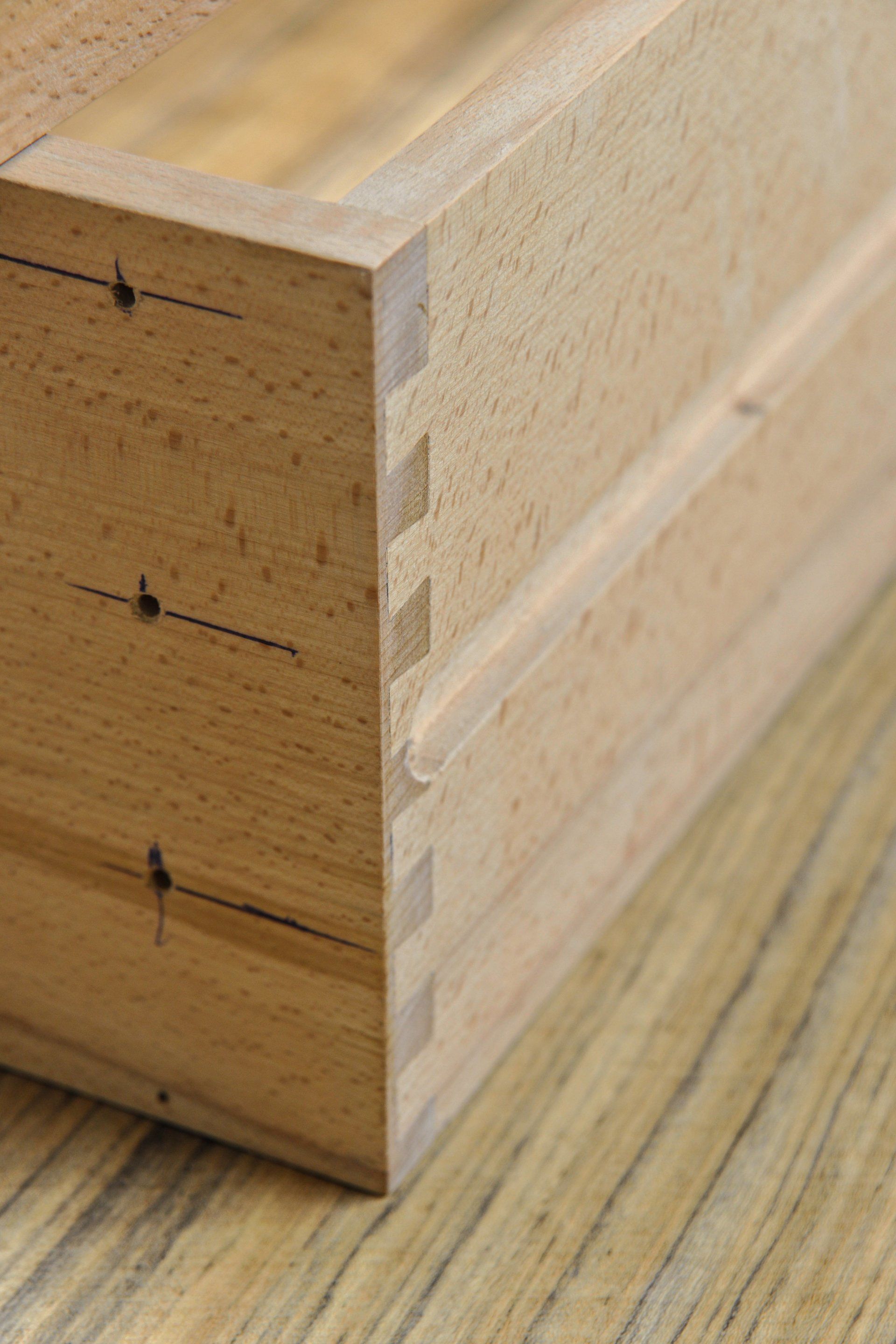 Particolari del retro di un mobile in legno