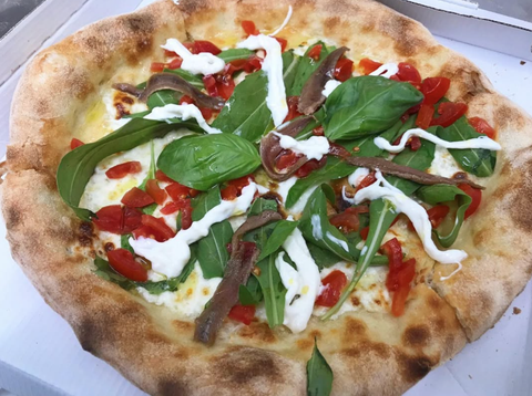 Pizza Margherita con basilico, mozzarella, salsa di pomodoro e glassa bianca, in scatola.