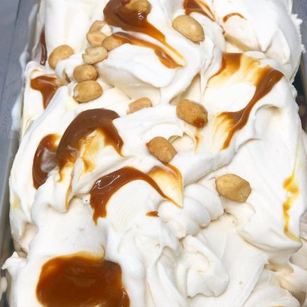 Gelato soft alla vaniglia con salsa al caramello e granella di frutta secca.