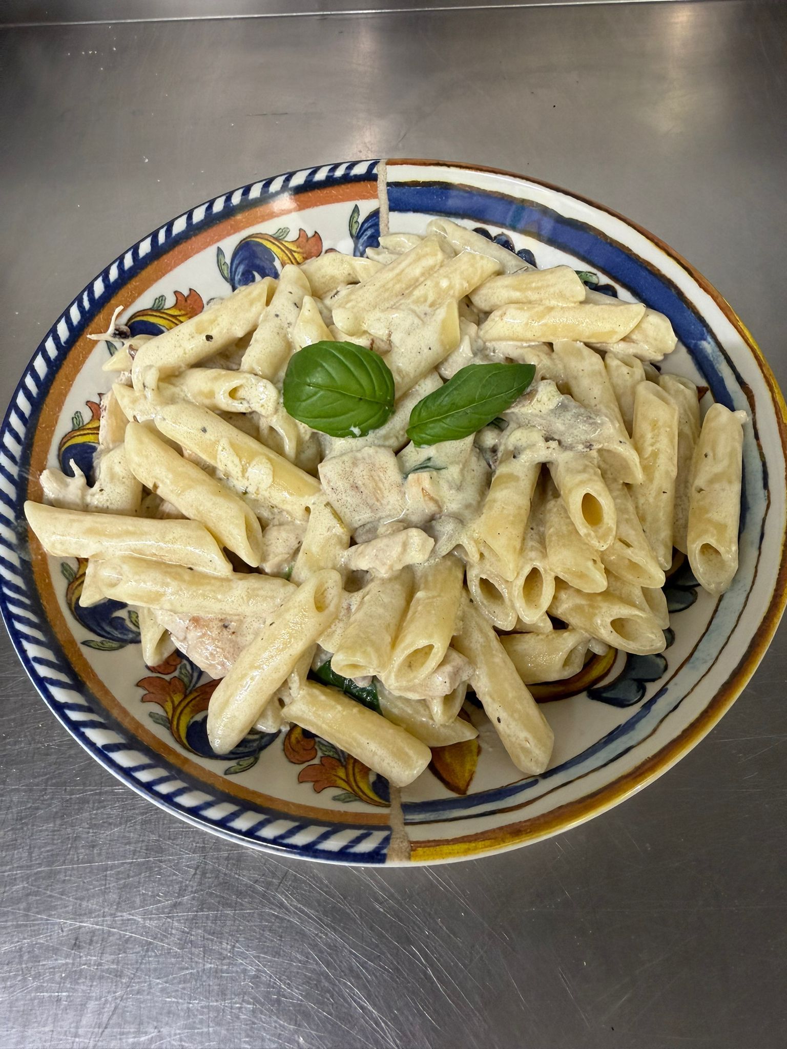 Focaccia condita con formaggio bianco, pomodorini e foglie di basilico fresco.