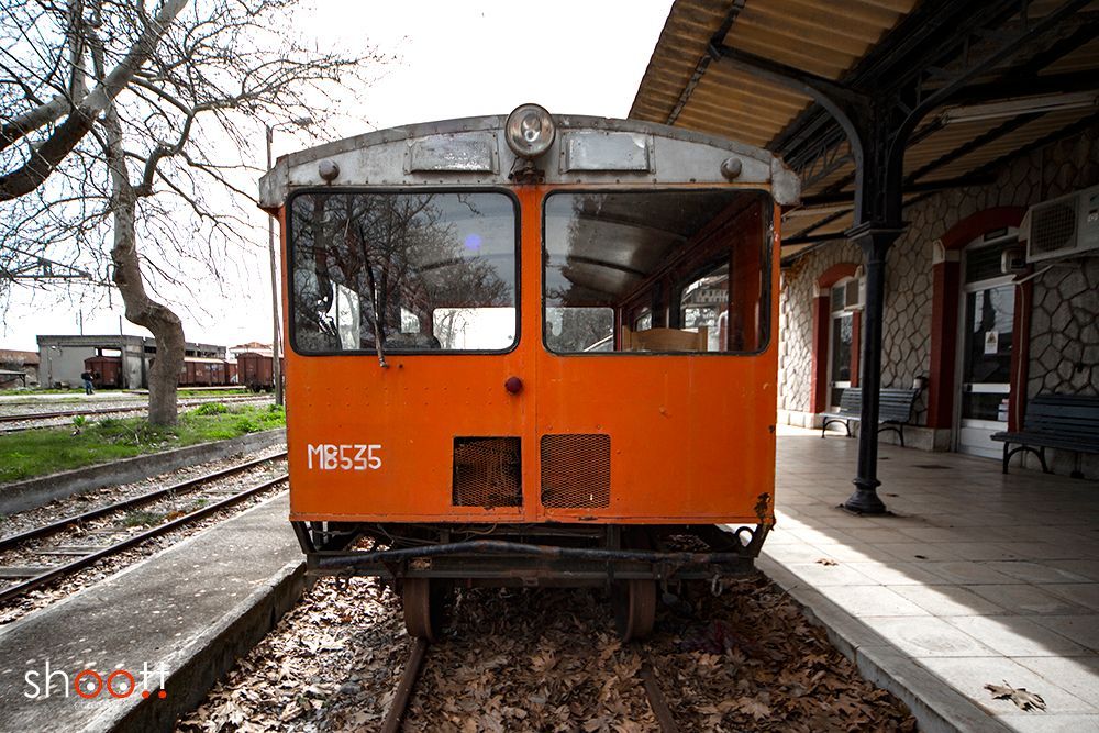 Een oranje treinstel met het nummer 