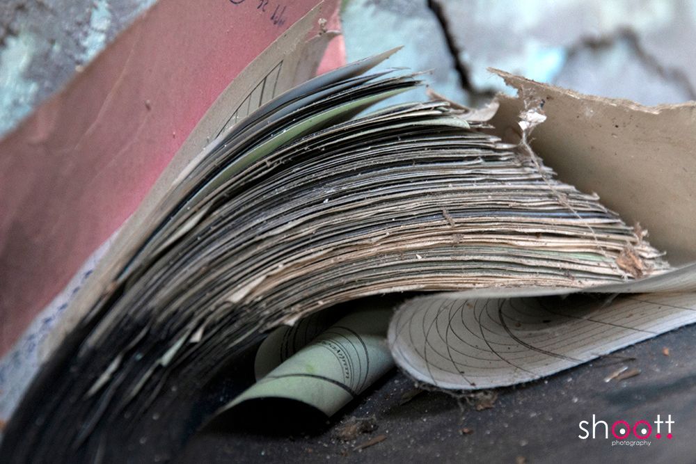 Een close-up van een oud, verweerd boek met gerafelde, beschadigde pagina's die naar buiten krullen.