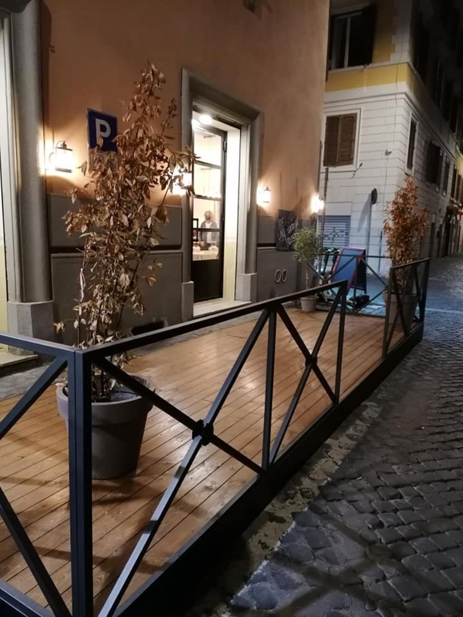 ringhiera di un dehor in ferro battuto