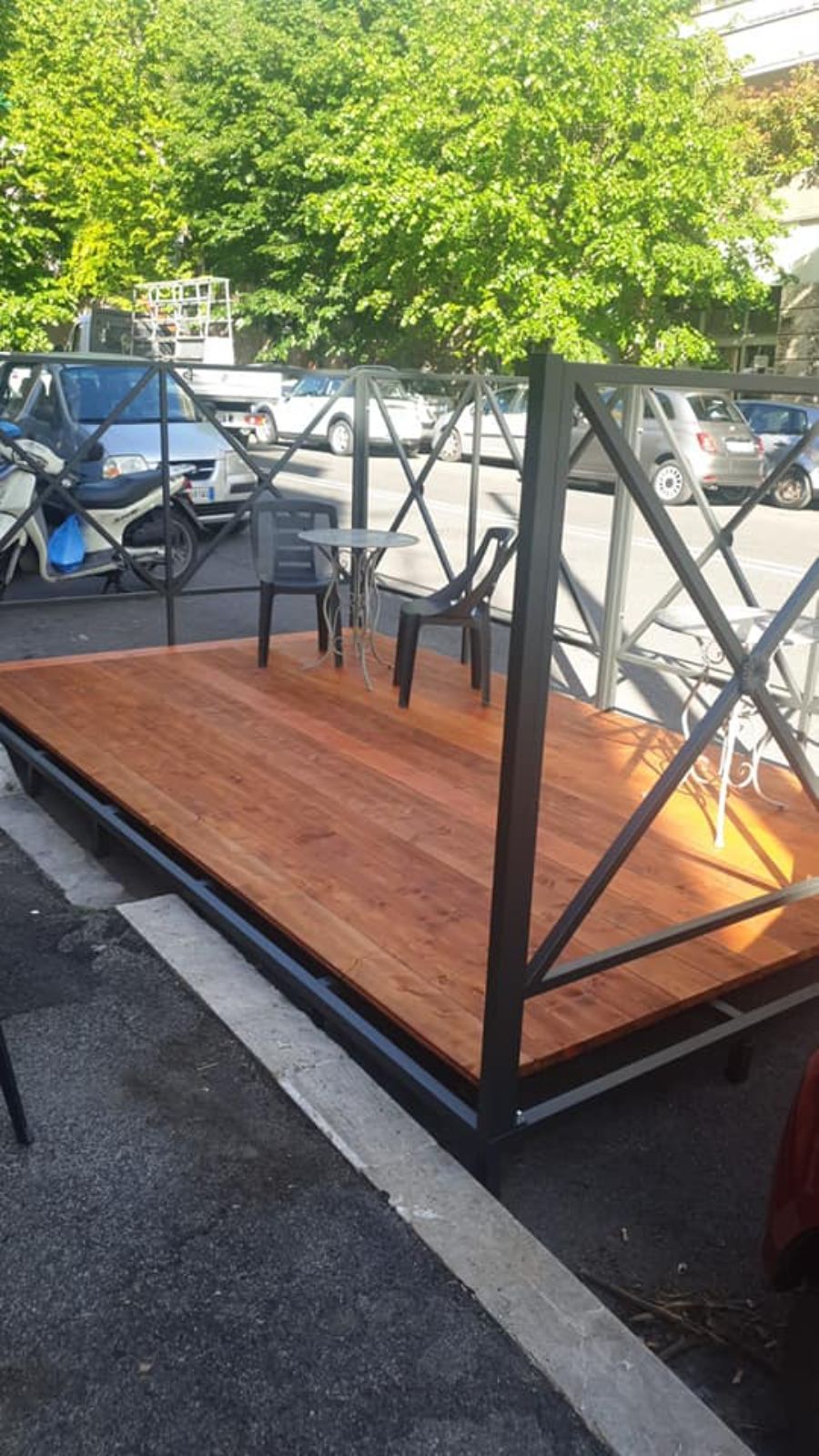 dettagli dehor con ringhiera in ferro