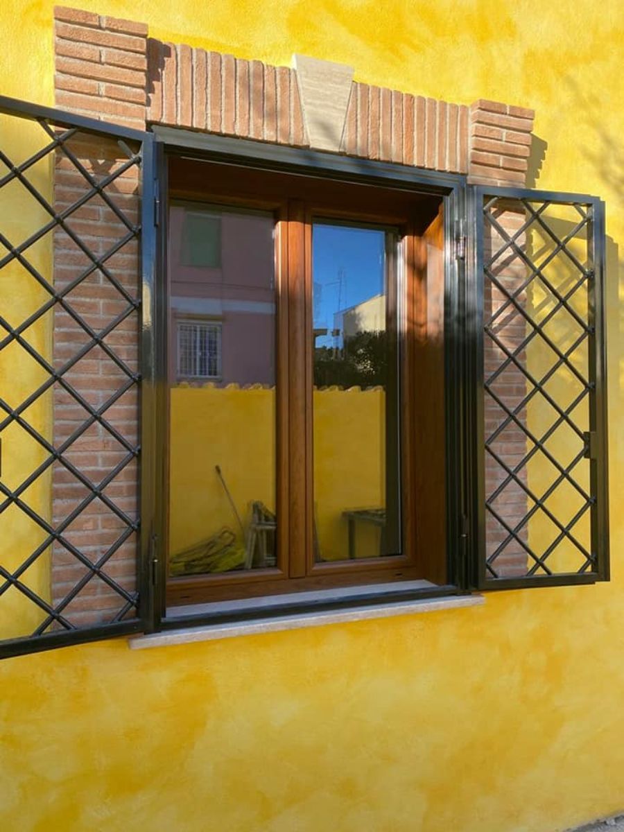 finestra con grate in ferro