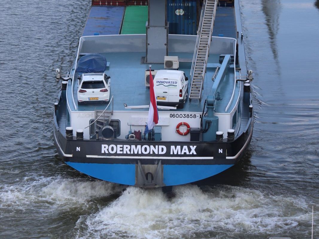 Een groot schip met de naam roermond max op de voorzijde
