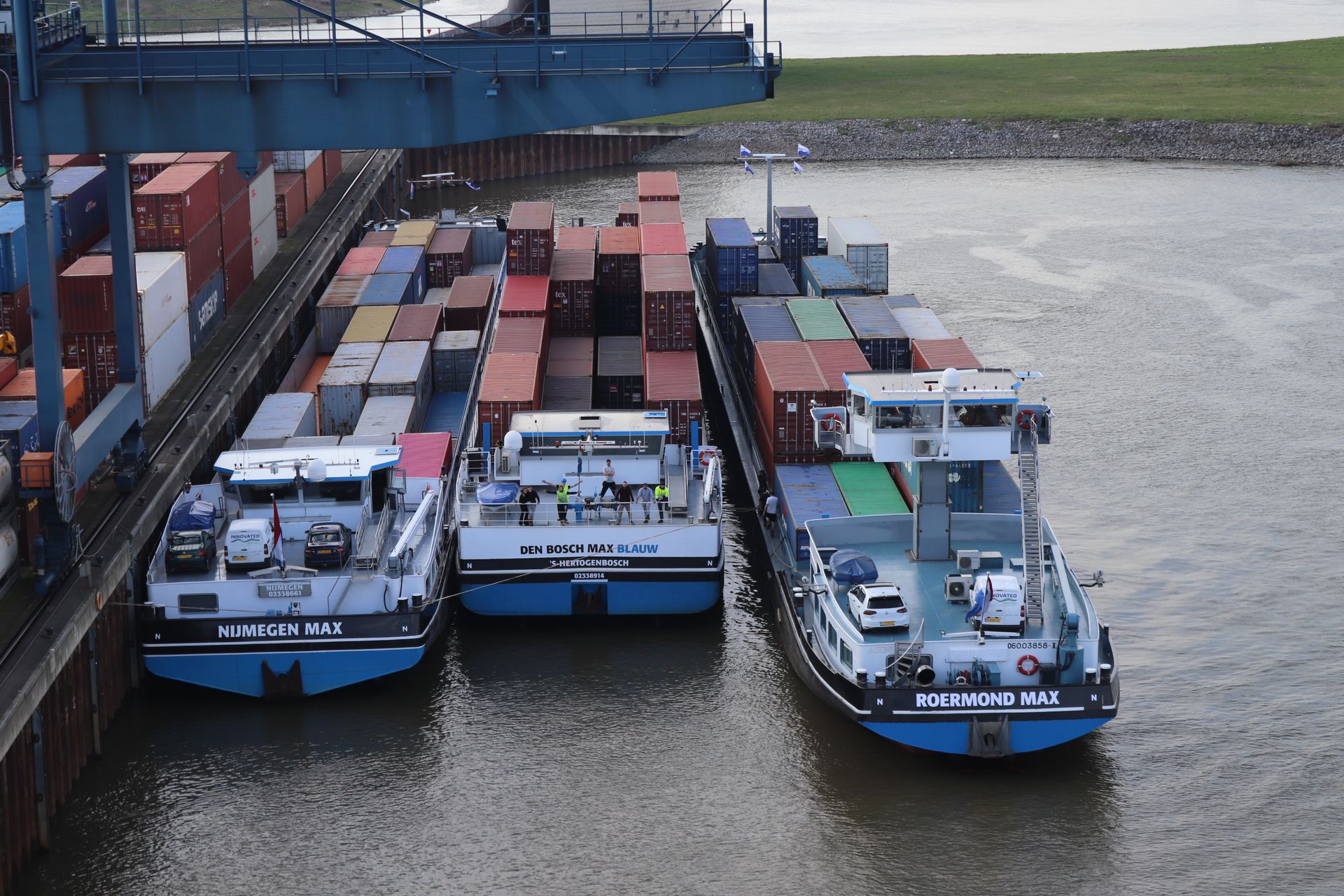 Er liggen drie boten naast elkaar, waarvan er één de naam Hermes op de zijkant heeft