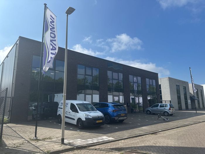 Er liggen drie boten naast elkaar, waarvan er één de naam Hermes op de zijkant heeft