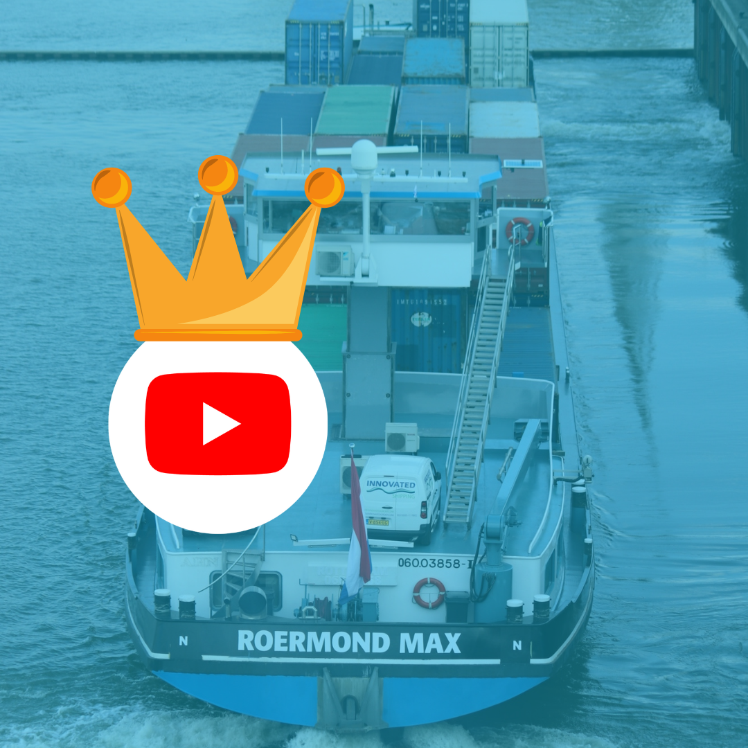 Een boot met de naam roermond max erop