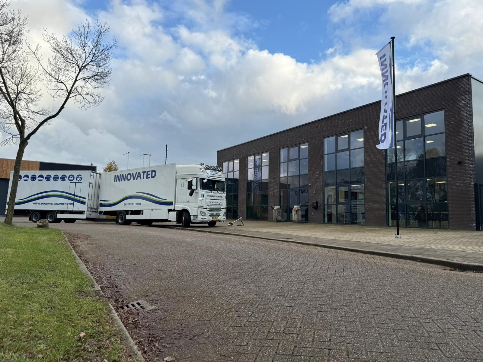 Trainer van Innovated Opleidingen geeft praktische instructie aan cursist bij een heftruck 